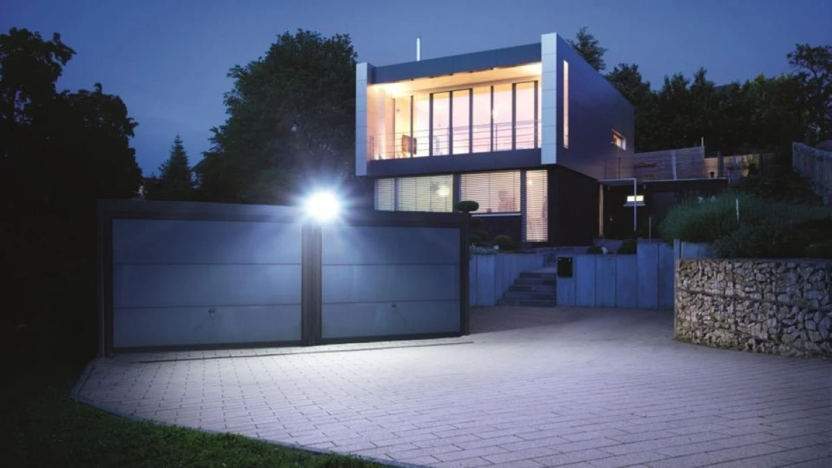 Naświetlacz z czujnikiem Steinel XLED PRO 240 LED PIR 19,3W 3000K 2124lm IP44 IK03 230V biały / tworzywo sztuczne ST068073 - obrazek 2