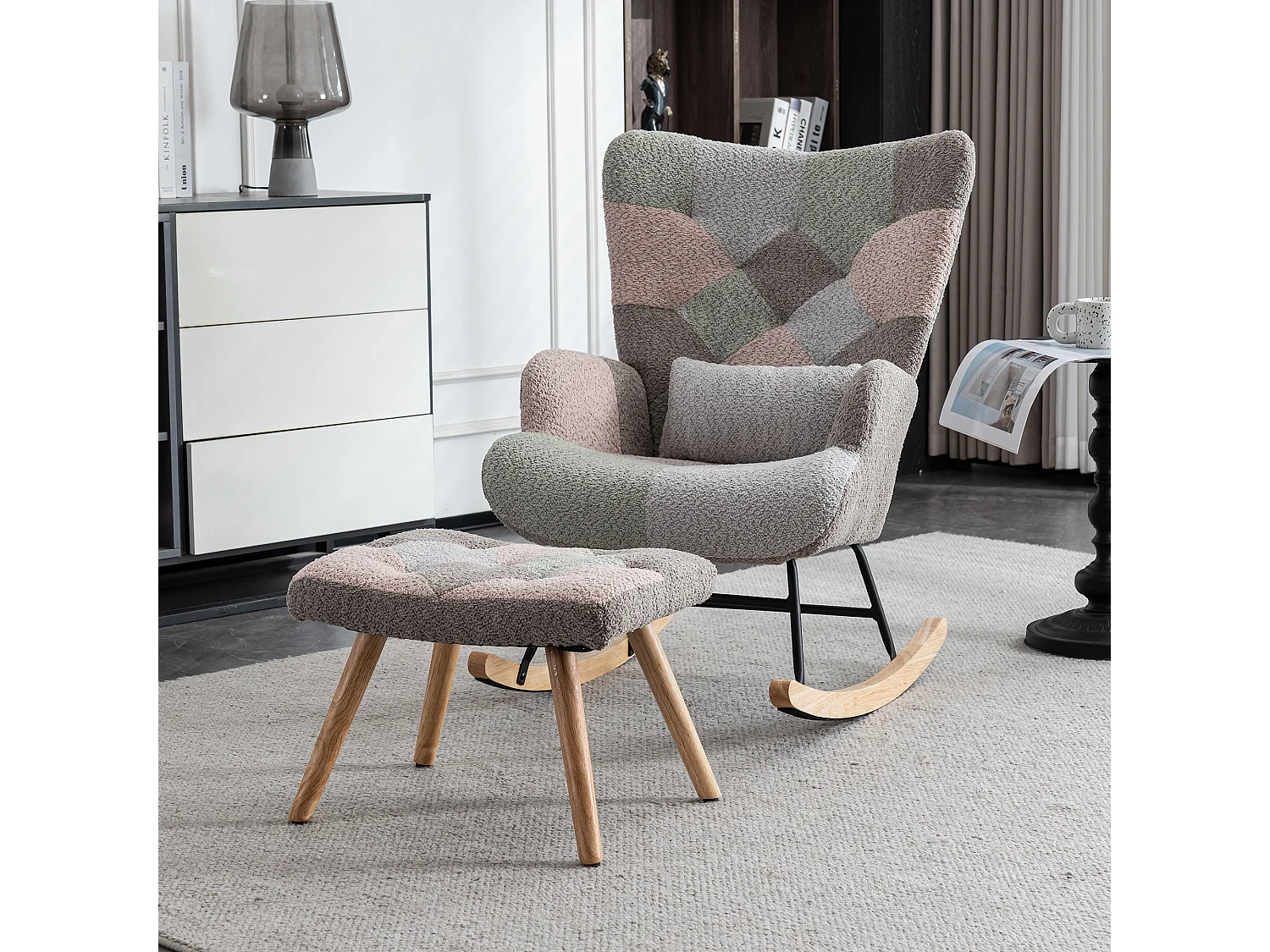 Kolorowy fotel bujany z podnóżkiem i poduszką – 68 x 83 x 91 cm – Polar Teddy, drewno i metal – Wielokolorowy wzór 3732093