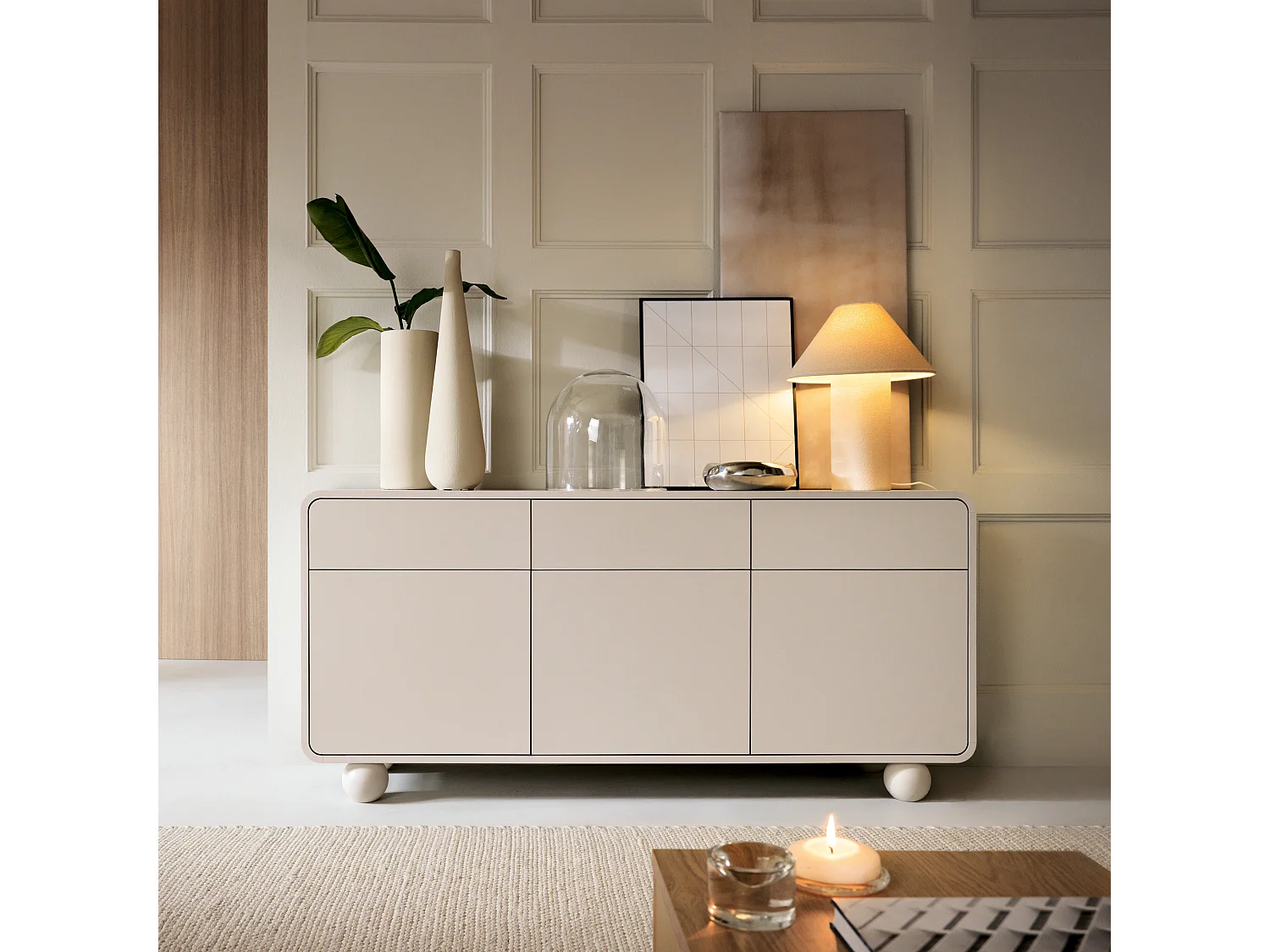 Komoda w kolorze kaszmirowym, z trzema szafkami i trzema szufladami – Nowoczesny design, nogi w kształcie kuli, 160 x 75 x 39 cm 4386212 - obrazek 1