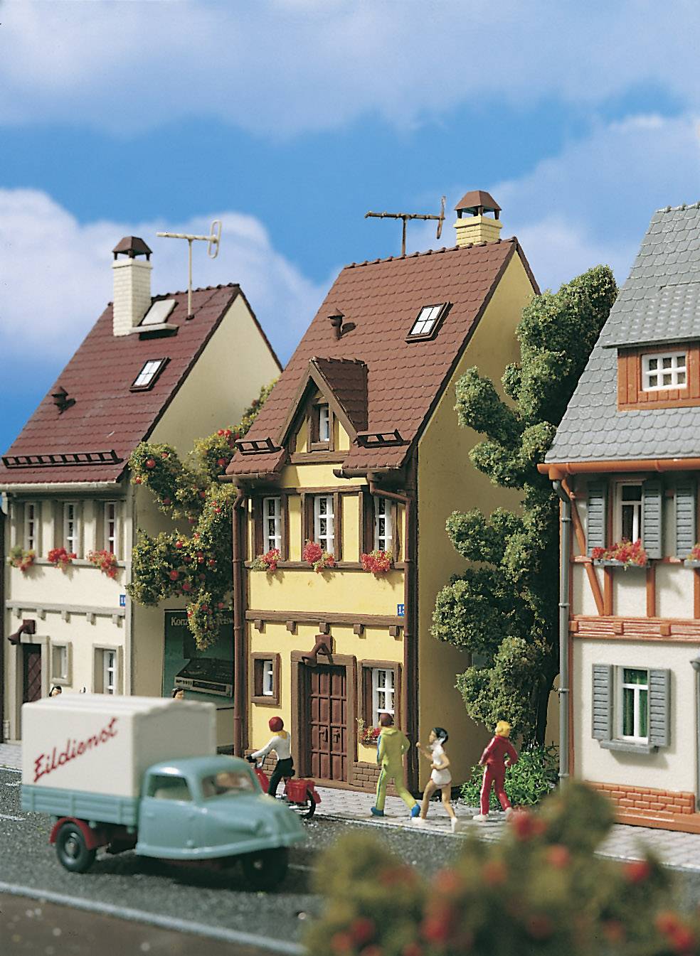 Budynek mieszkalny Bahnhofstrasse 13 Zestaw do złożenia Vollmer 43671 H0 1 szt. - obrazek 1